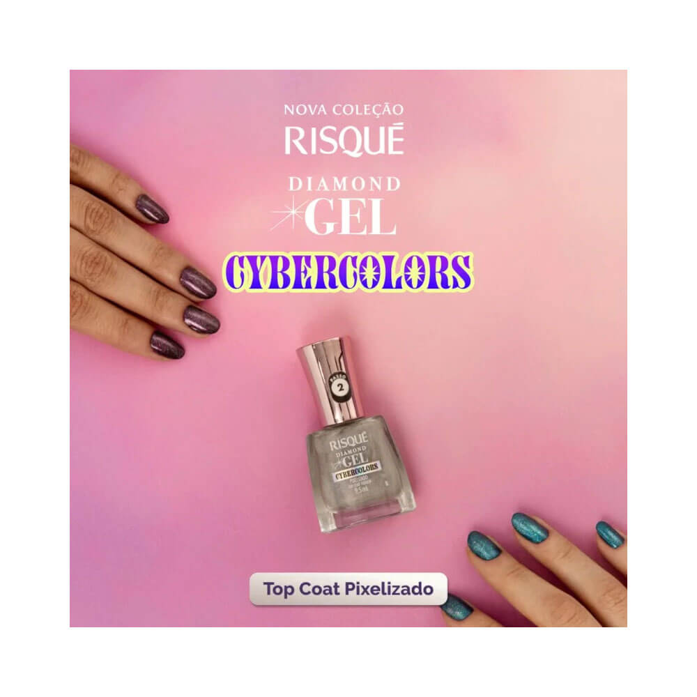 Mãos com unhas pintadas com Top Coat Fixador Risqué Diamond Gel Cybercolors Pixelizado em tom prateado pixelizado